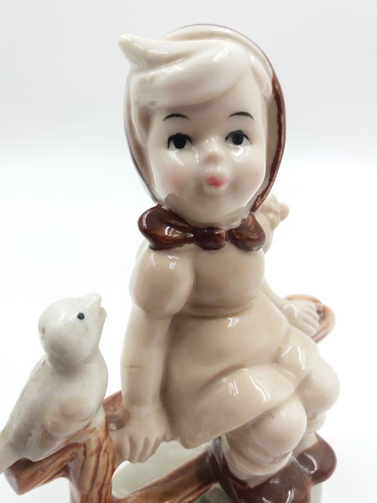 Śliczna porcelanowa figurka dziewczynka na ławce