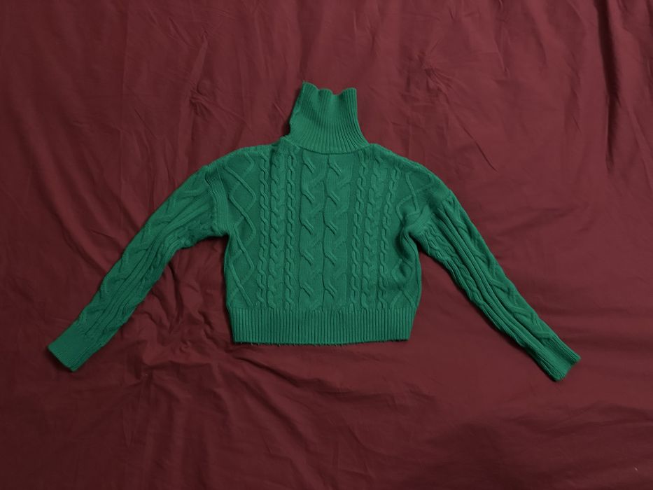 Смарагдовий светр з високим горлом