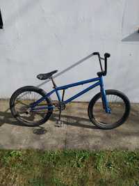 Niebieski rower BMX w bardzo dobrym stanie