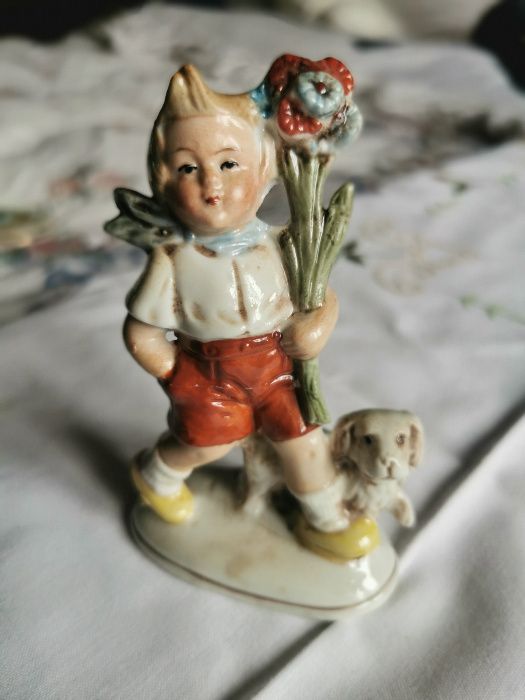 figurka chłopca z psem porcelana numerowana Anglia