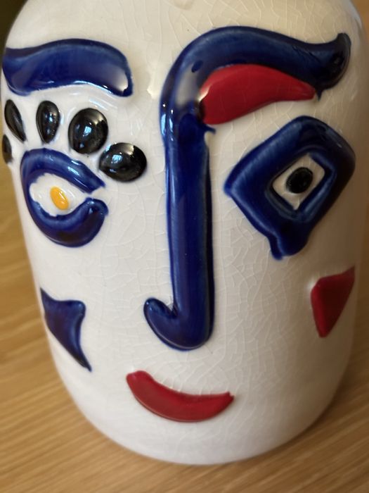 Jarra pequena de estilo moderno em faiança.