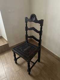 Cadeiras de madeira estilo antigo