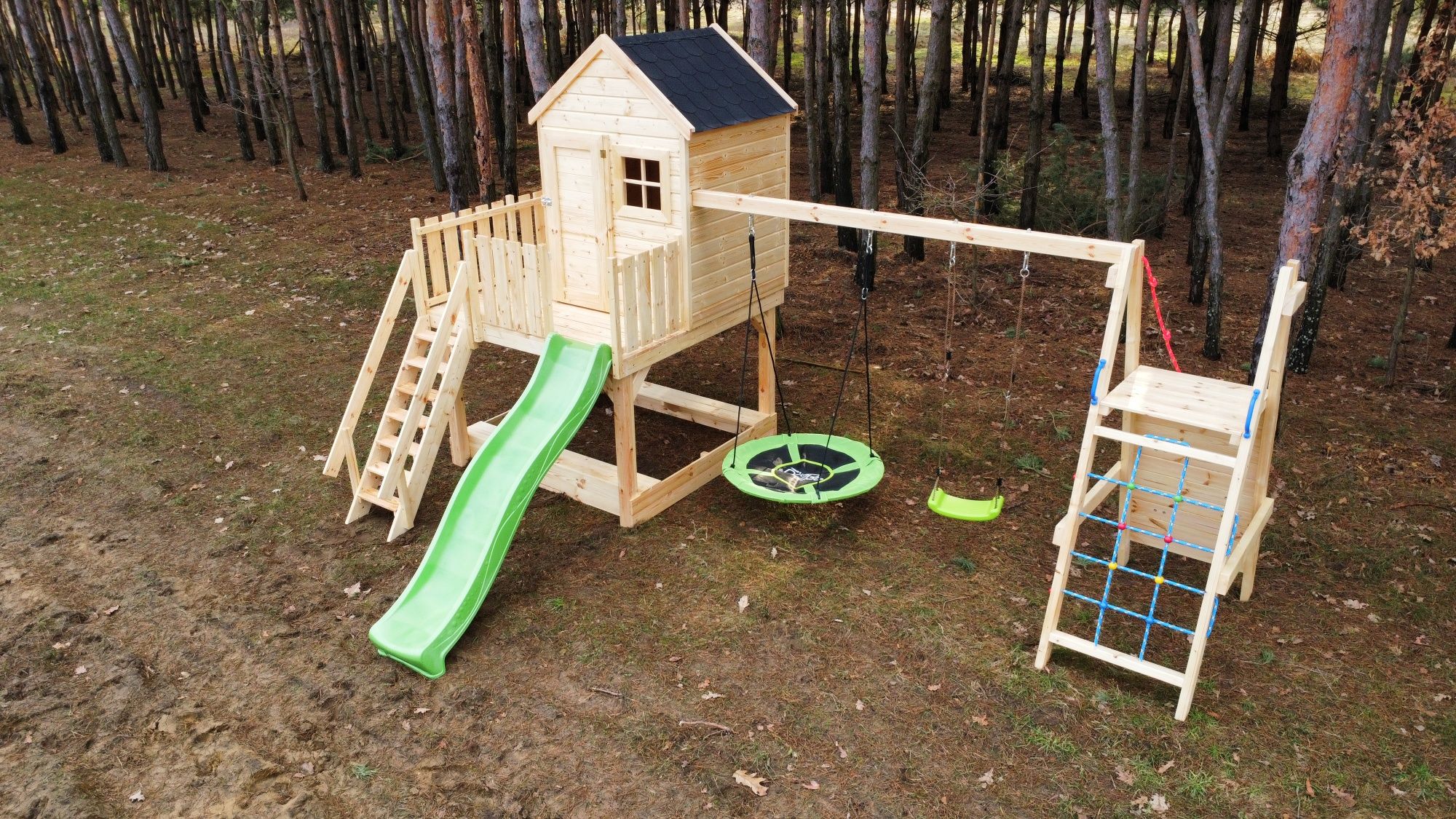 Plac zabaw.  Domek dla dzieci.  Domek drewniany dla dzieci