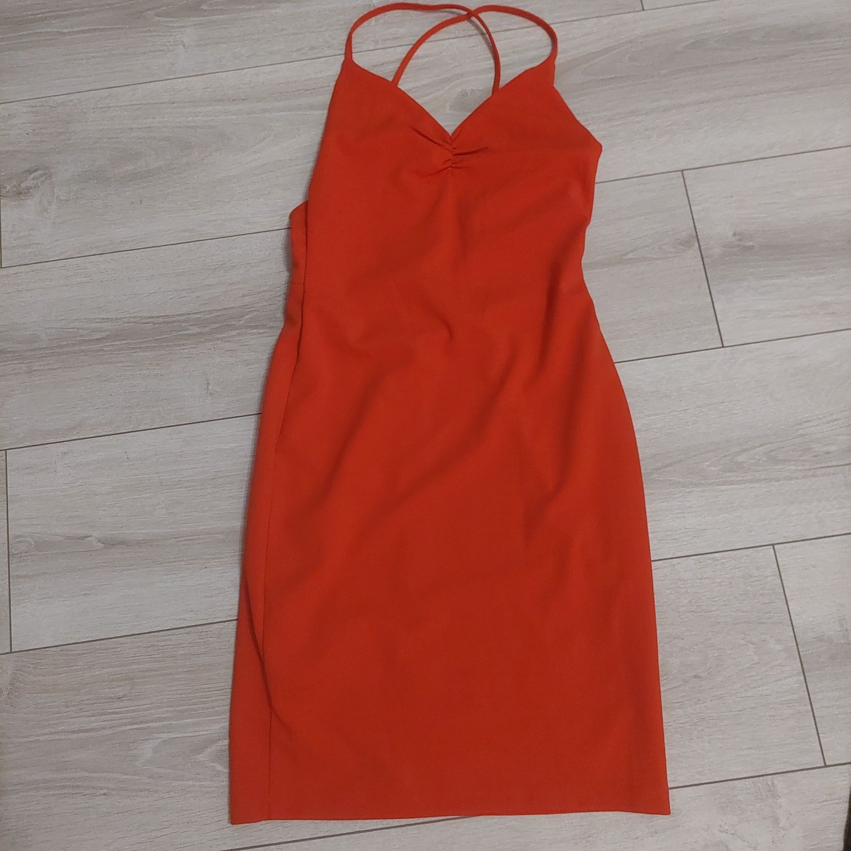 Czerwona sukienka z odkrytymi plecami H&M