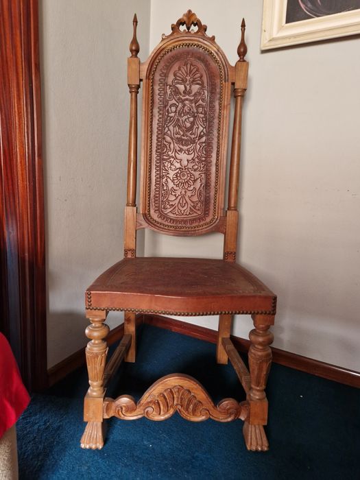 Cadeiras em madeira e couro