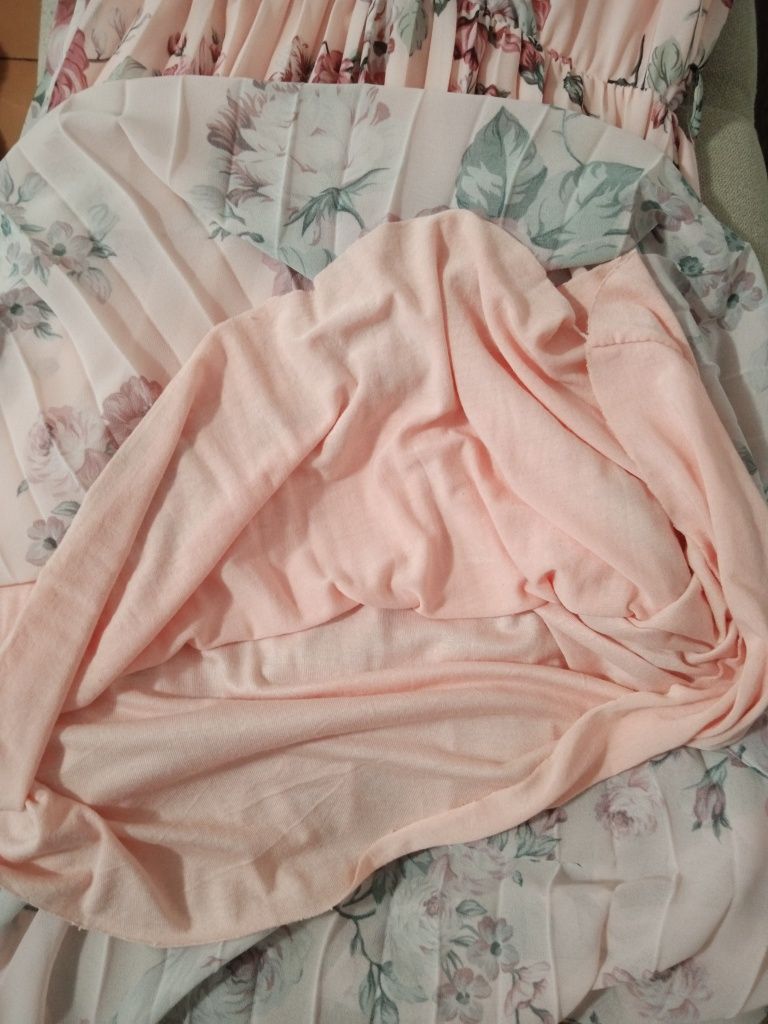 Сукня рожевого кольору з квітковим принтом на літо