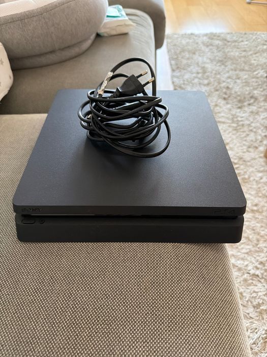 PlayStation 4 com dois comandos