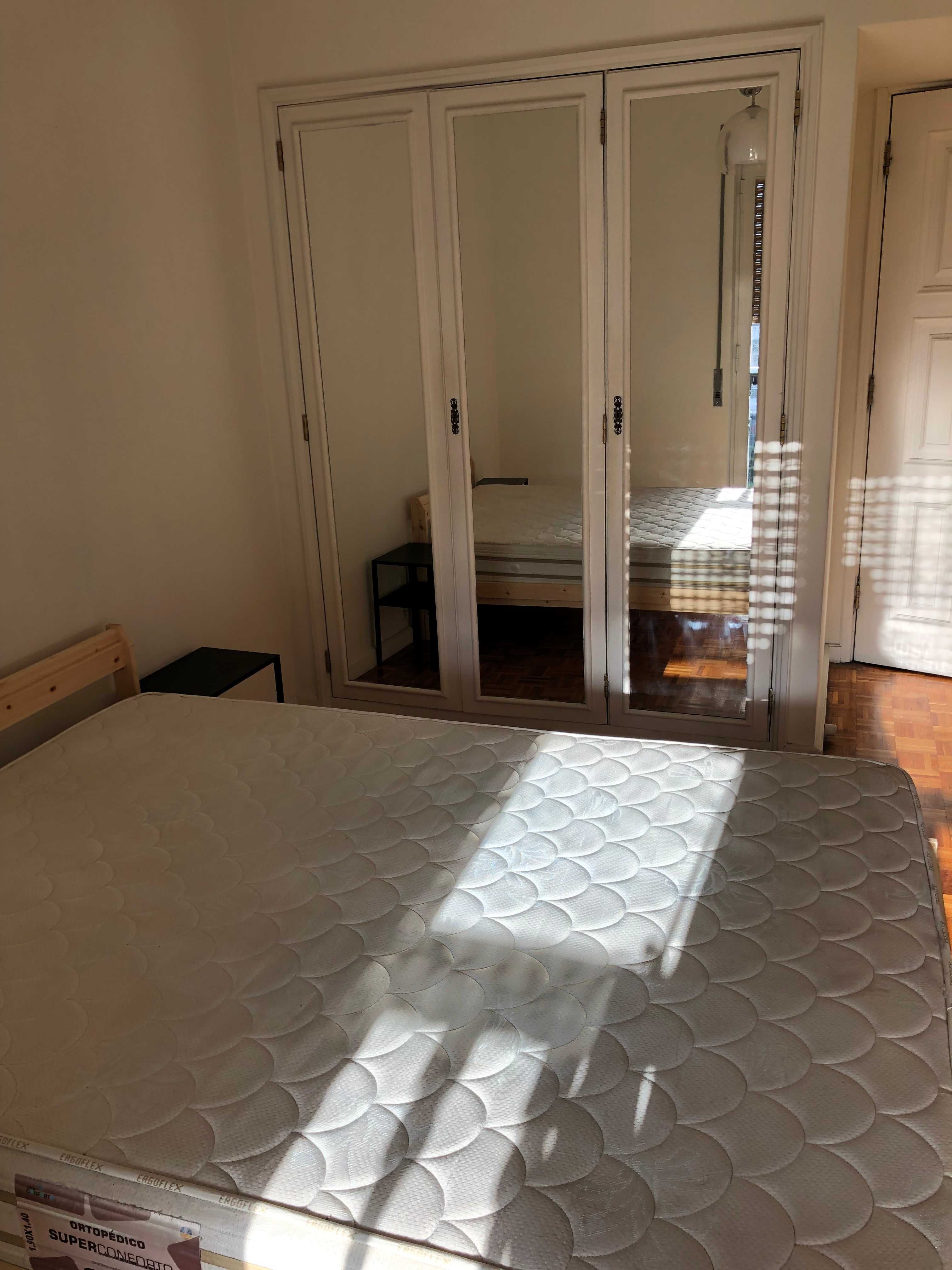 Quarto com cama de casal no centro de Guimaraes, perto do Shopping