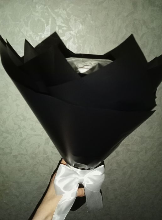 Букет із атласних троянд.