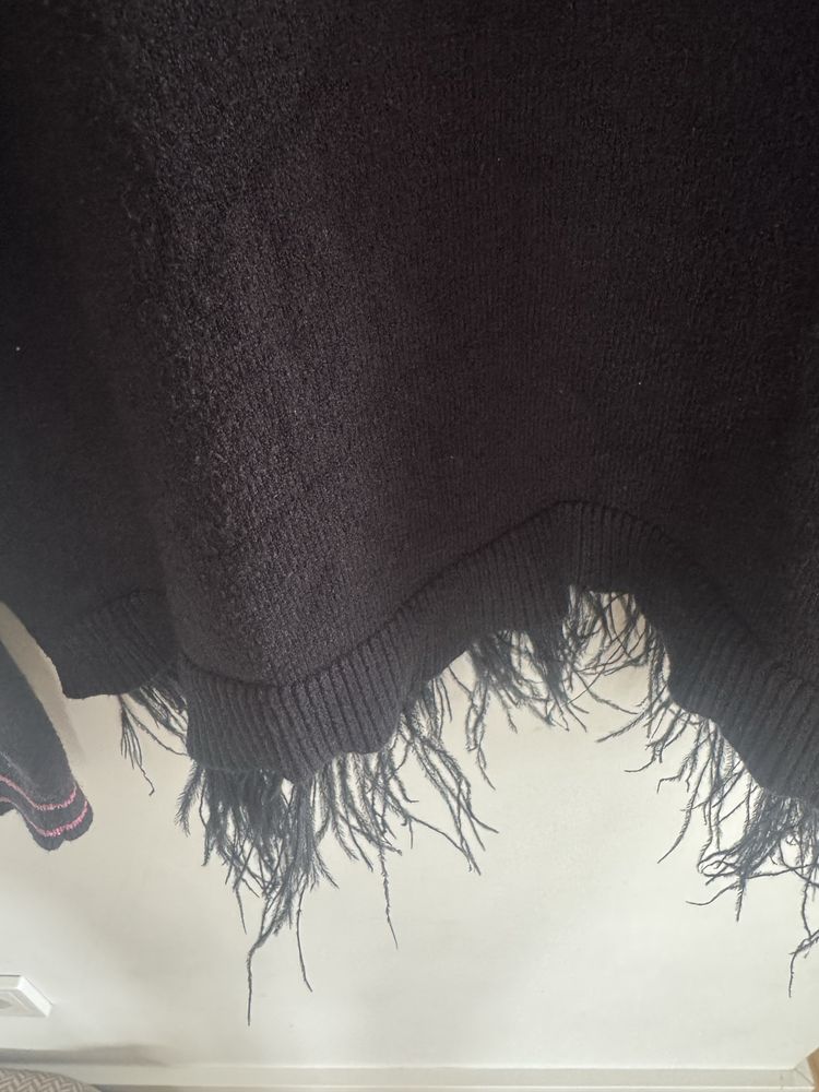 Sweter guess S z rozowym napisem i piorami