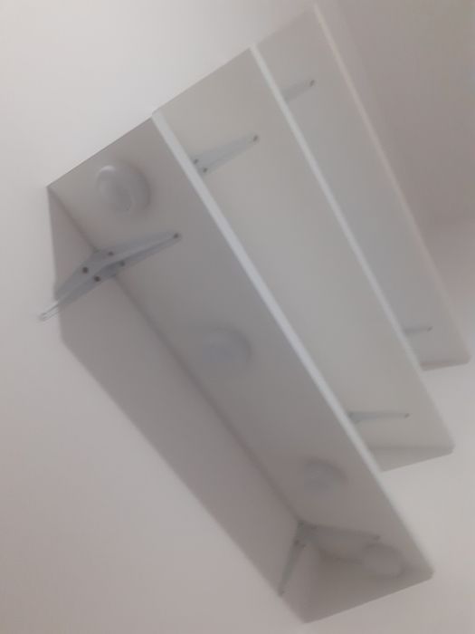 Białe półki ze wspornikami, plus oświetlenie