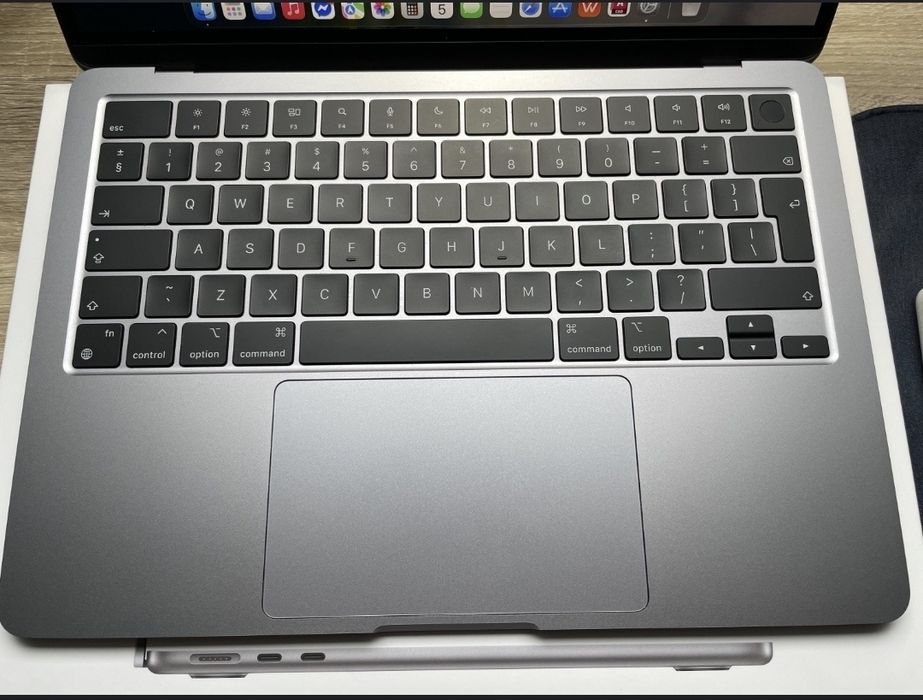 Macbook Air M2 2022 Space Gray 100% Baterii 20 cykli Jak Nowy! + Torba