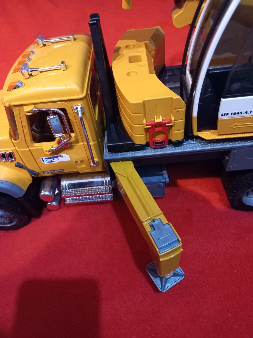 Bruder 02818 Mack z dźwigiem Liebherr