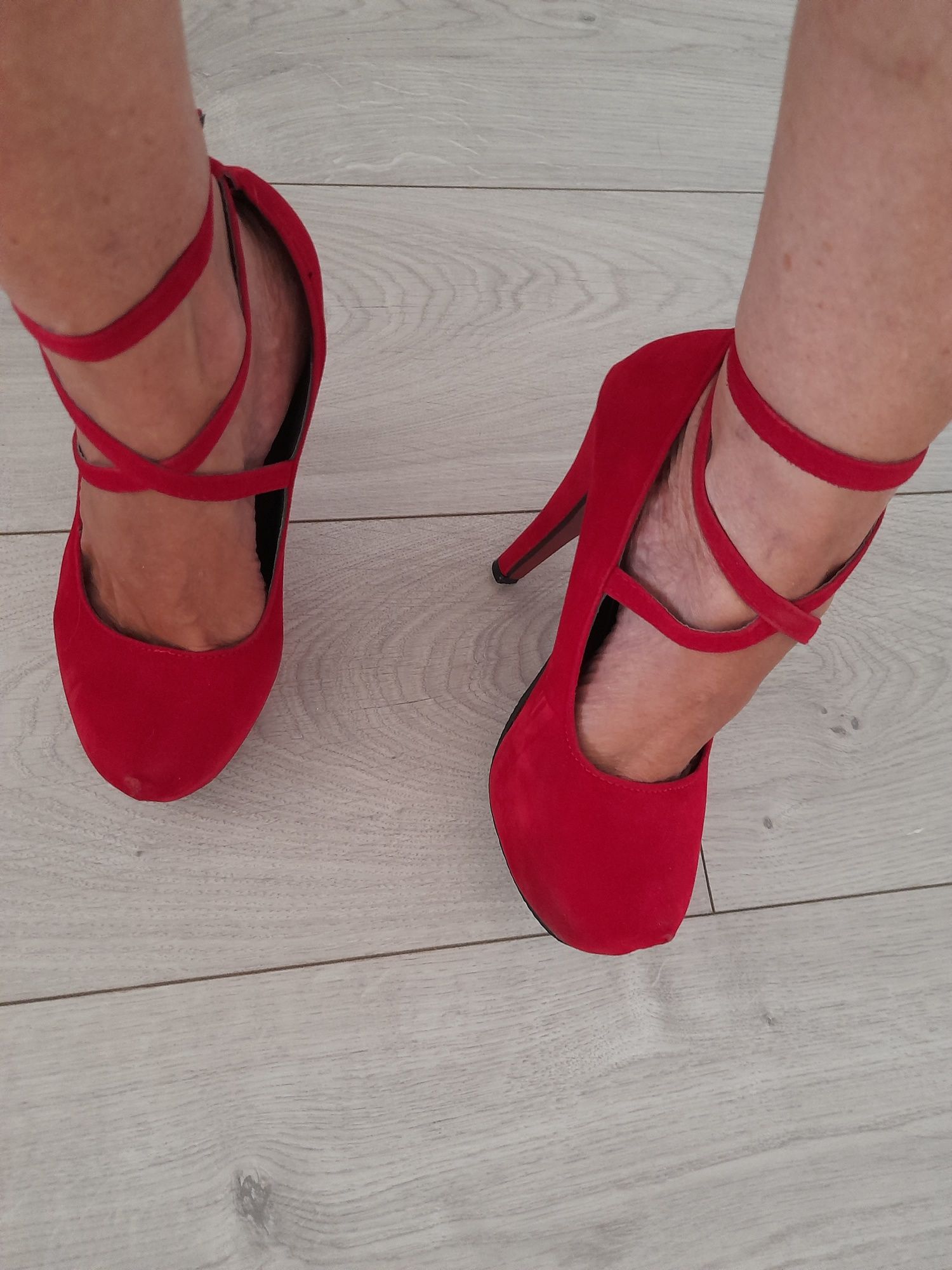 Sapatos vermelhos  camurça