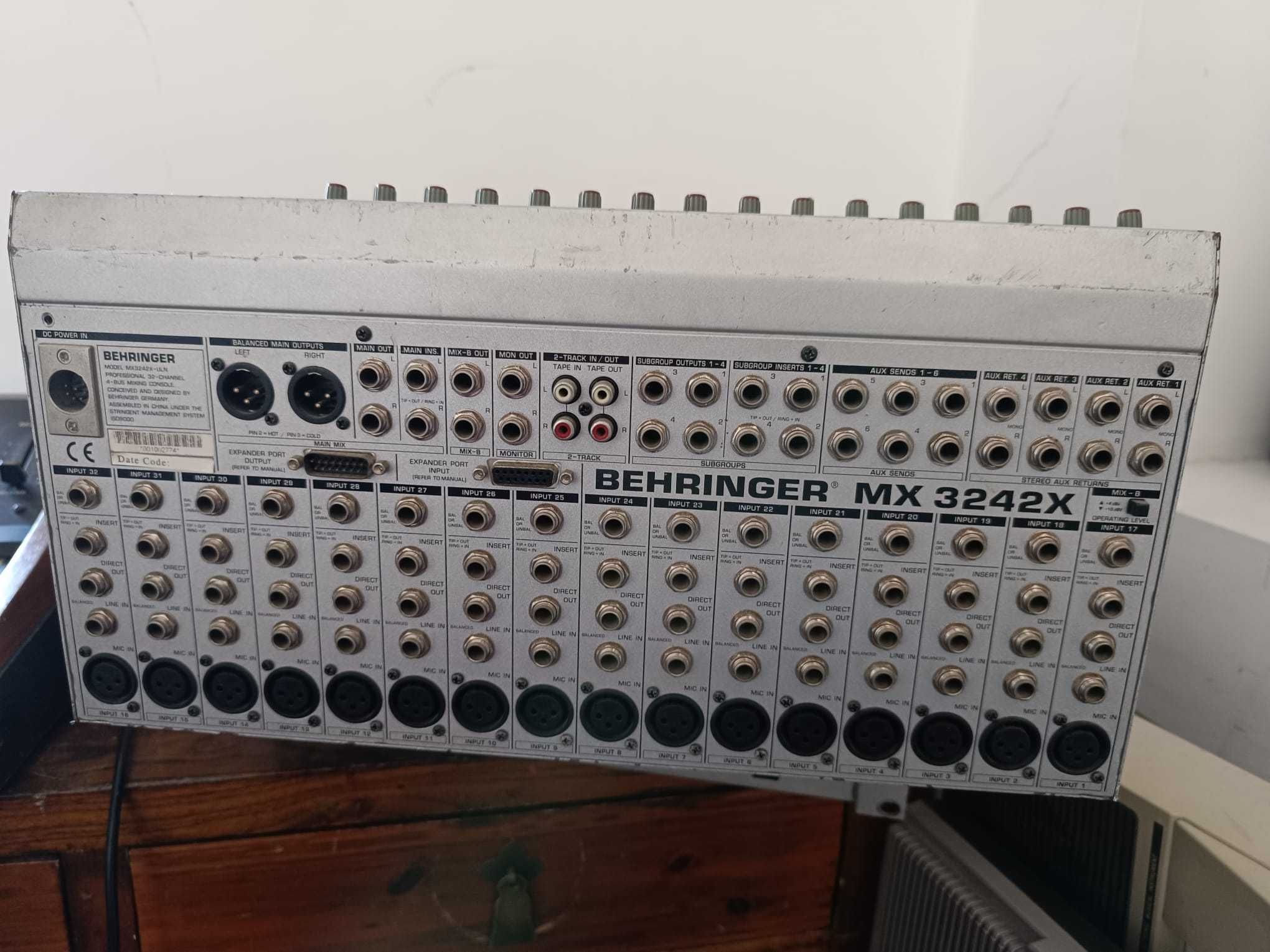 Mesa de mistura de 32 canais Behringer mx3242x