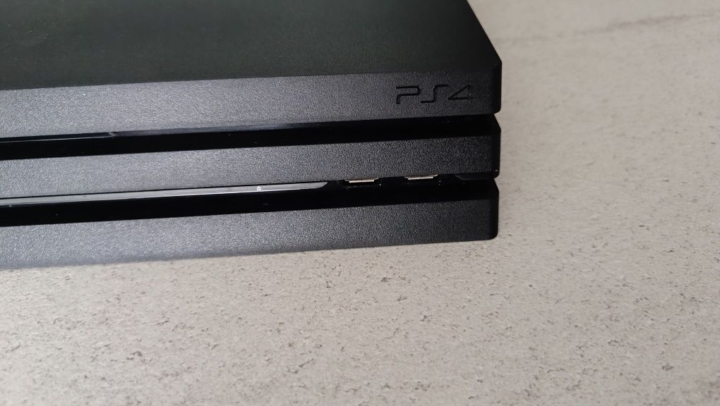 Konsola PS4 pro + 2 pady + kierownica Tracer + 10 gier
