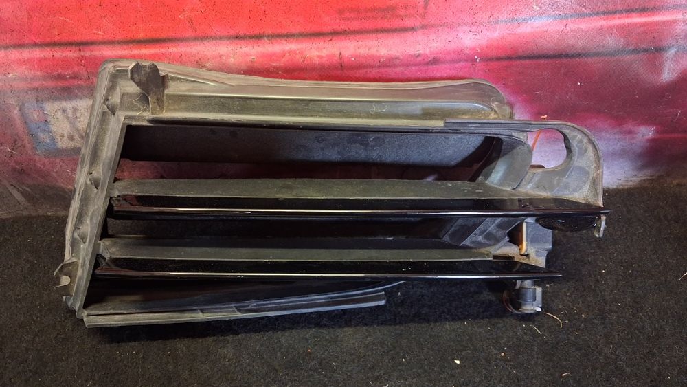 Передній лівий люверс Tesla Model S 1007268-00-e