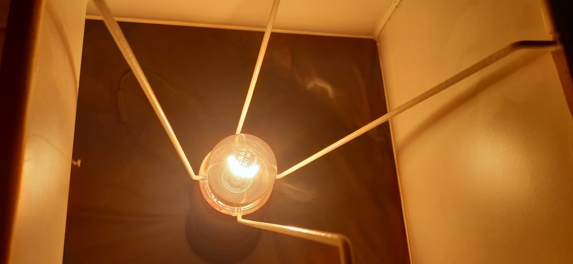 Drewniana lampka z abażurem