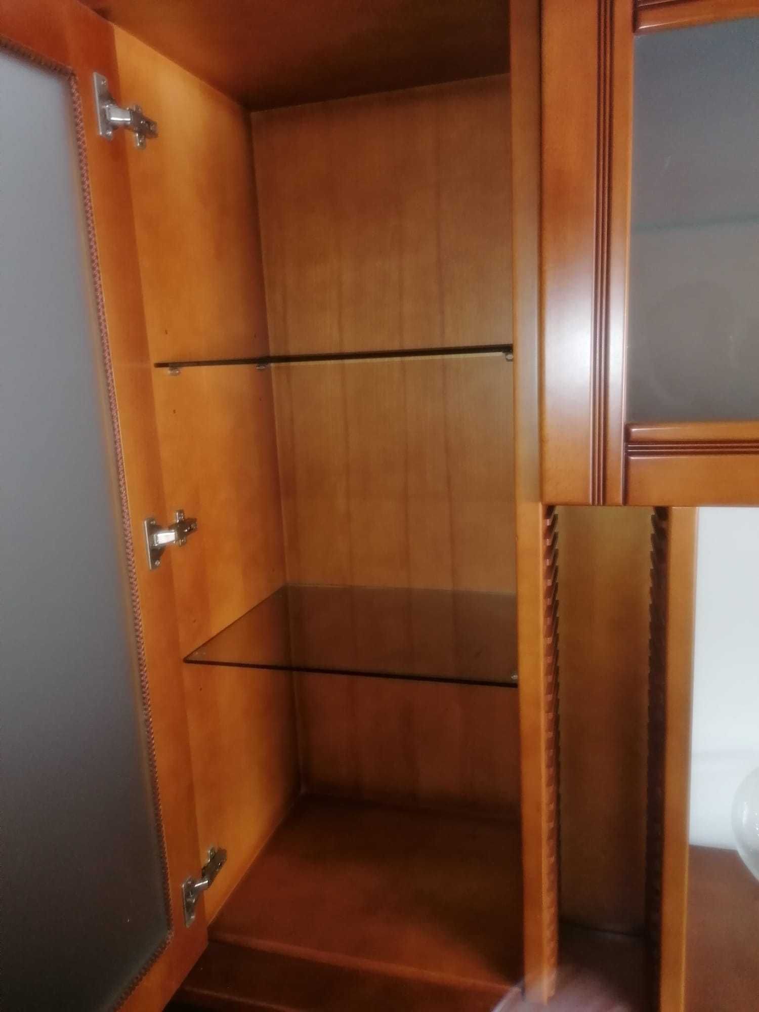 Movel como novo, em cerejeira. Com muita arrumação.