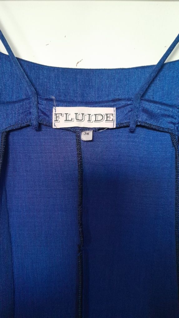 Vestido de festa azul com cauda, com alças duplas e forrado