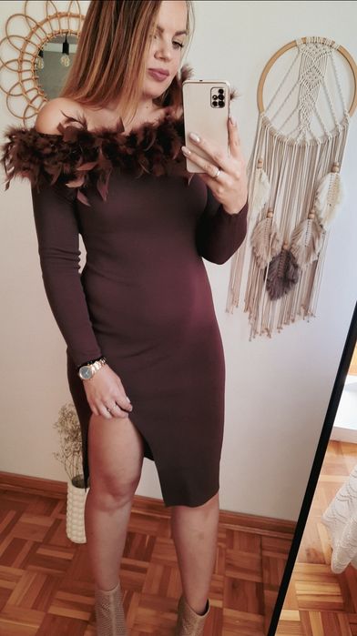 Czekoladowa sukienka z rozcięciem piórkami Varlesca chicaca XS S M L