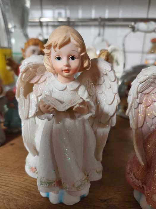 2 anioły czytające biały i różowy o wym. 14x8x7 cm