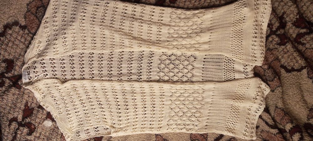 Biała ażurowa kamizelka damska