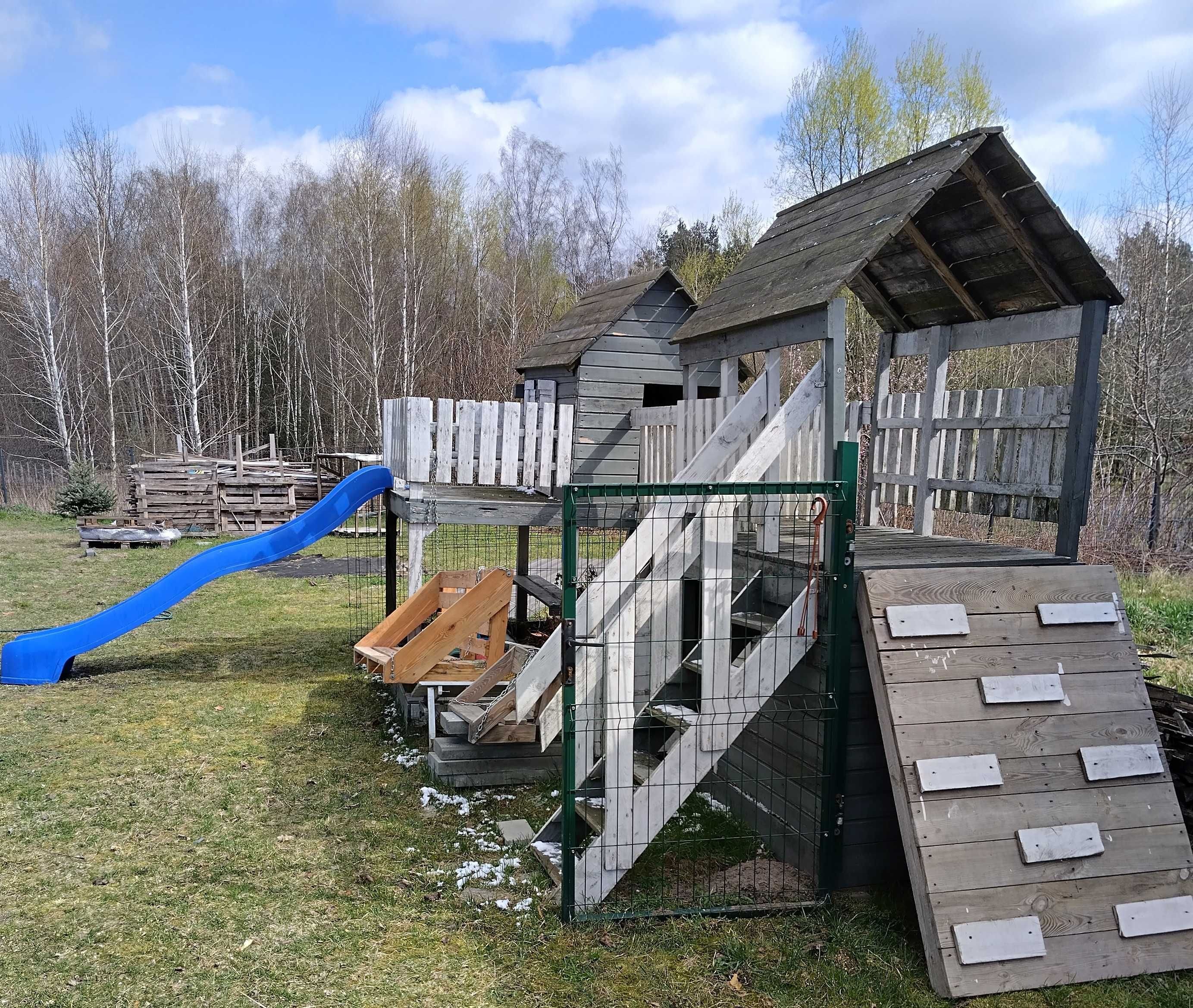 Duży plac zabaw dla dzieci, domek, zjeżdżalnia, huśtawka