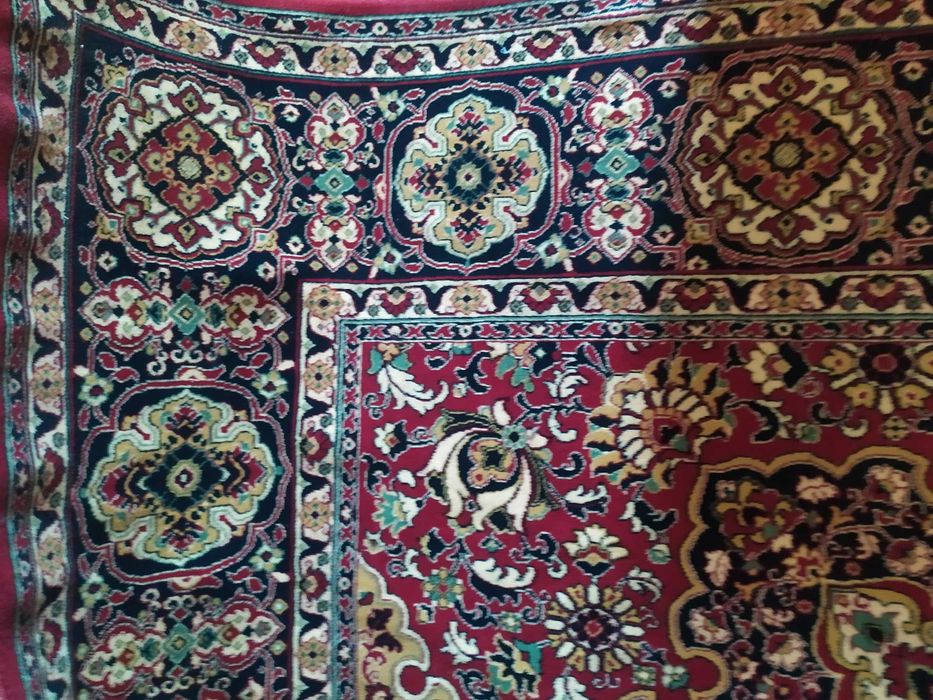 Продам ковер хорошего качества размером 2м 50см на 1м 90 см --- 2200гр