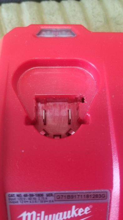 Зарядний пристрій Milwaukee