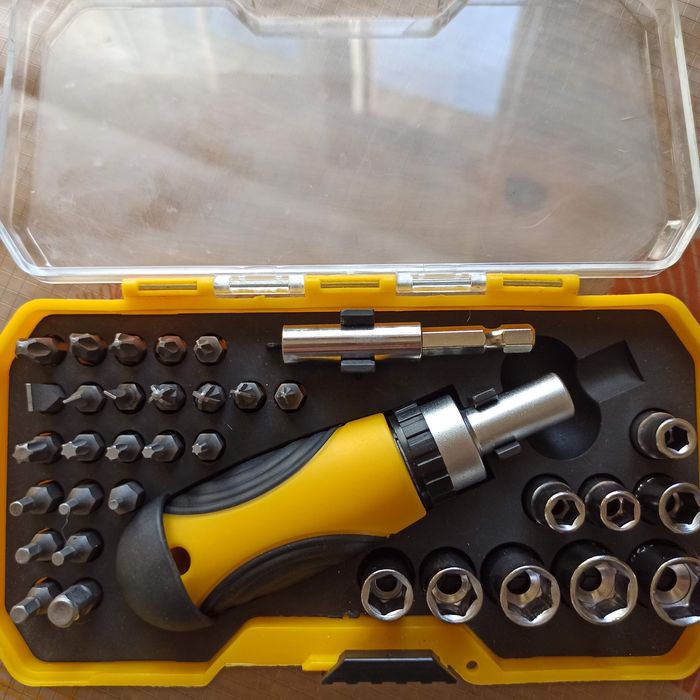 Набор,Отвёртка со сменными насадками.