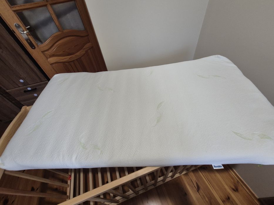 Łóżeczko z materacem