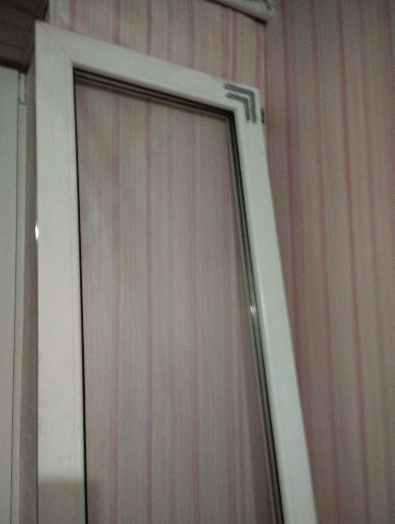 Продам б/у недорого балконні двері і склопакети