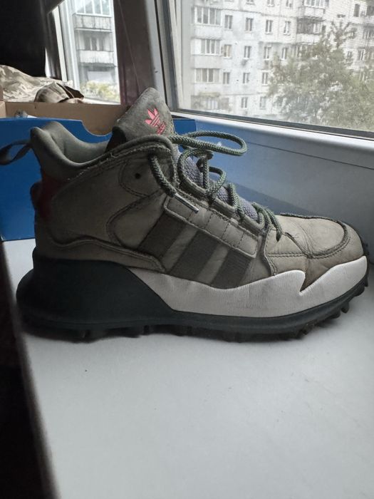 Кросівки adidas.