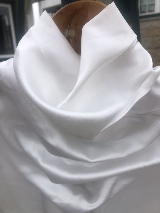 Blusa branca acetinada