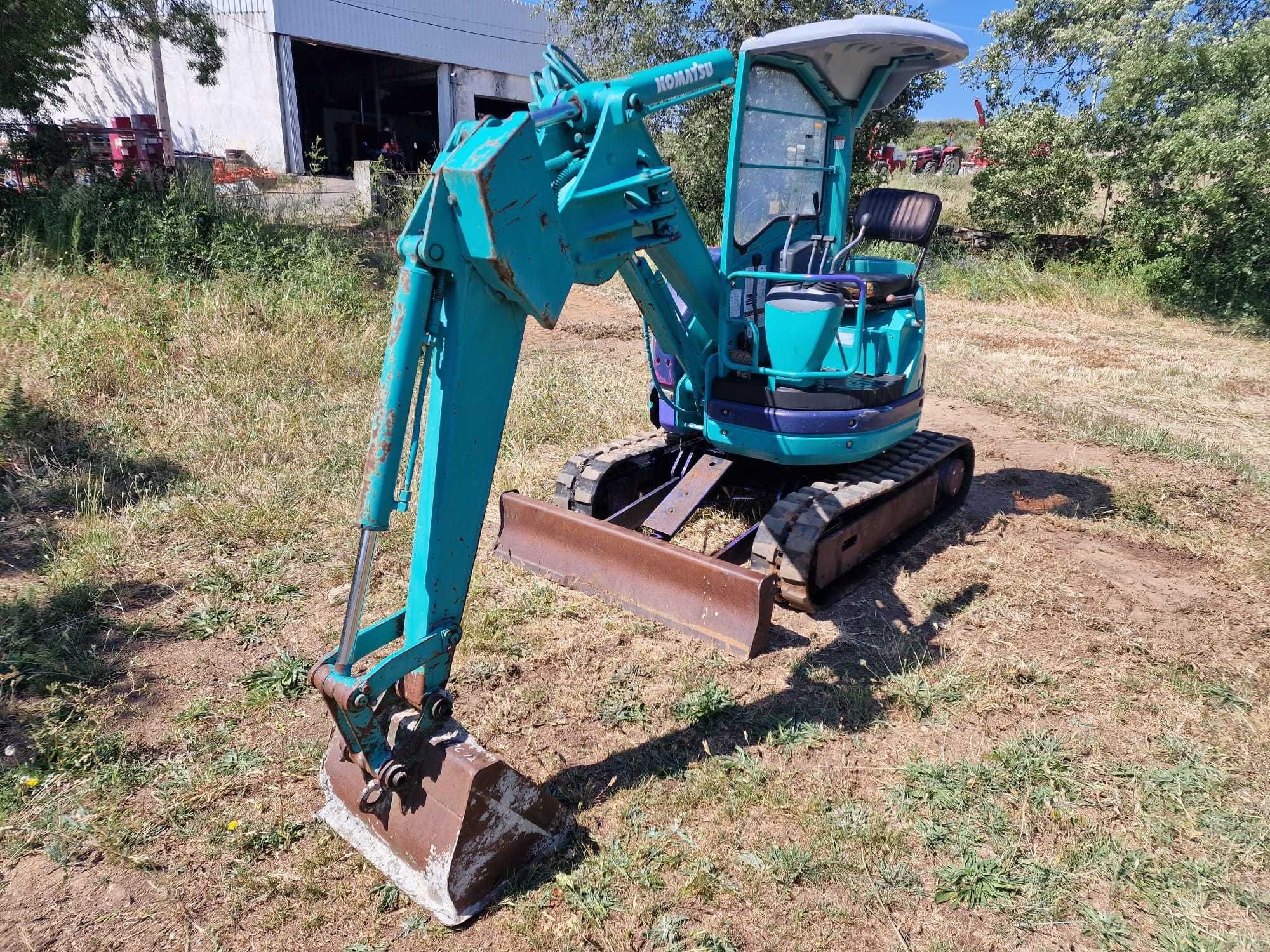 Giratória / Escavadora Komatsu PC12UU-2E - Braço articulado - 2 Ton.