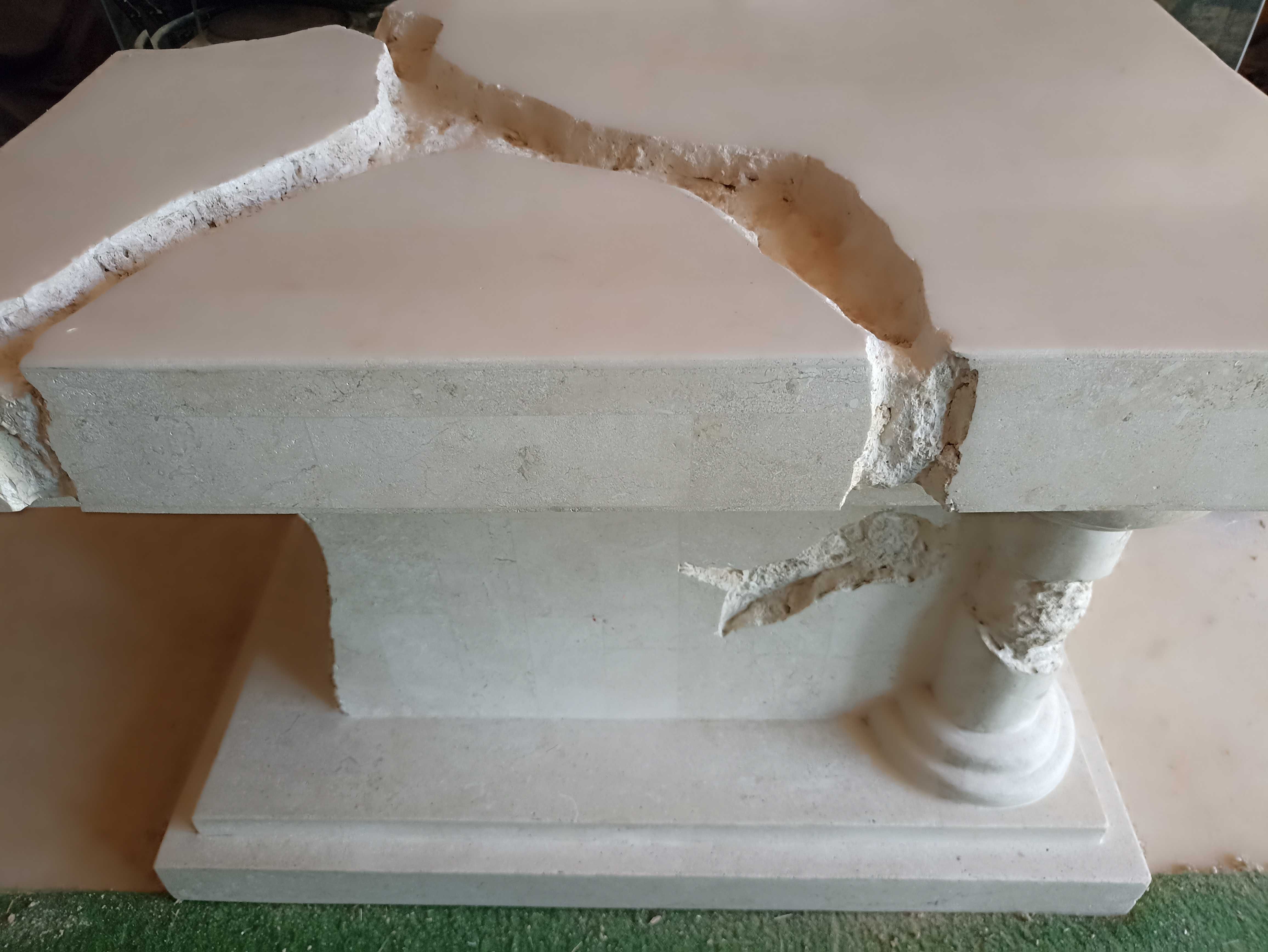 Mesa de centro em pedra com tampo em vidro
