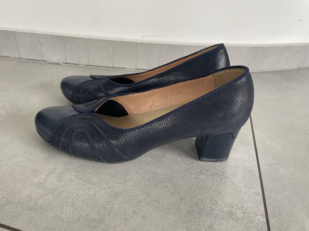 Buty eleganckie czółenka granatowe roz.41 skora