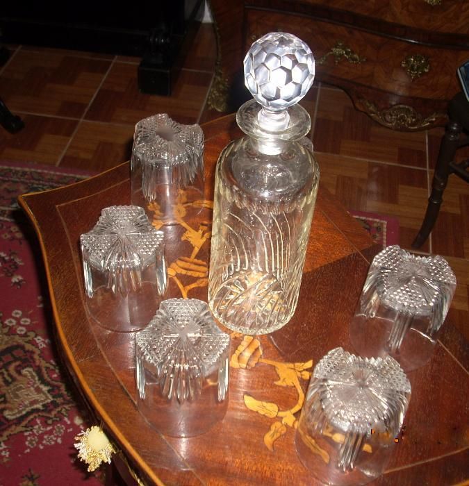 Antiga garrafa e copos em cristal lapidado