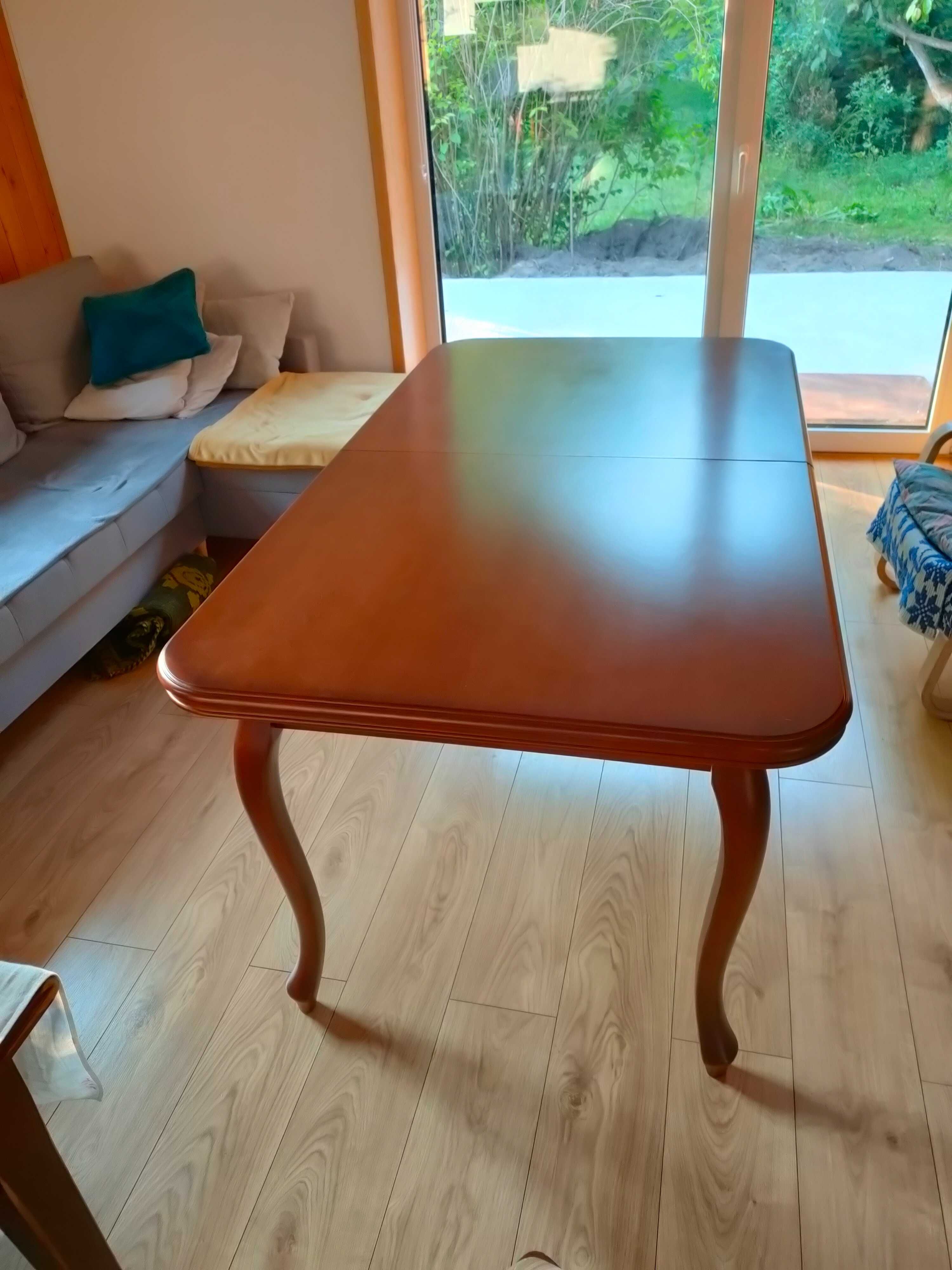 Piękny drewniany stół i stylowe krzesła