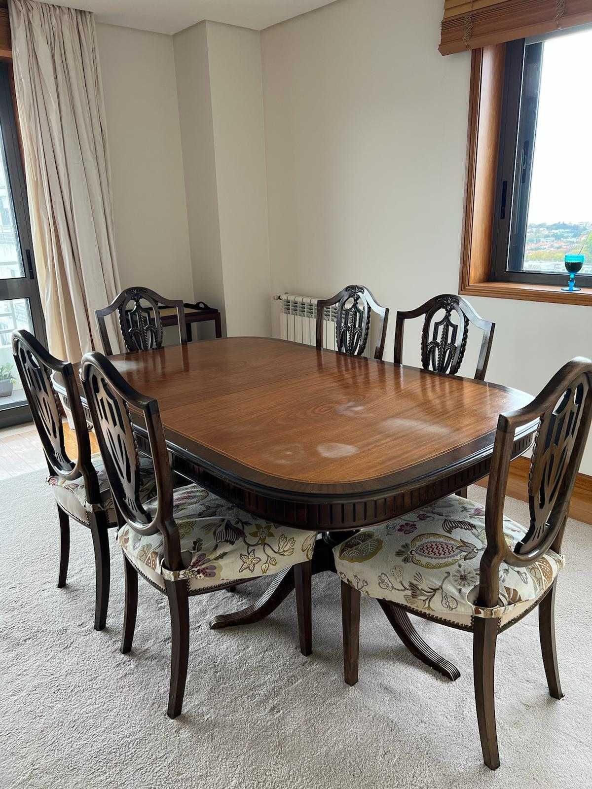 Vendo mesa de jantar extensivel com 8 cadeiras