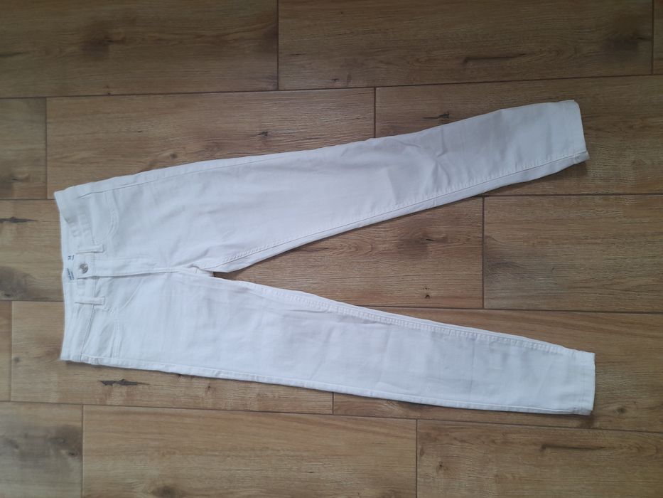 Białe spodnie jeans