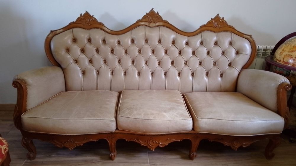 Sofá clássico com duas poltronas