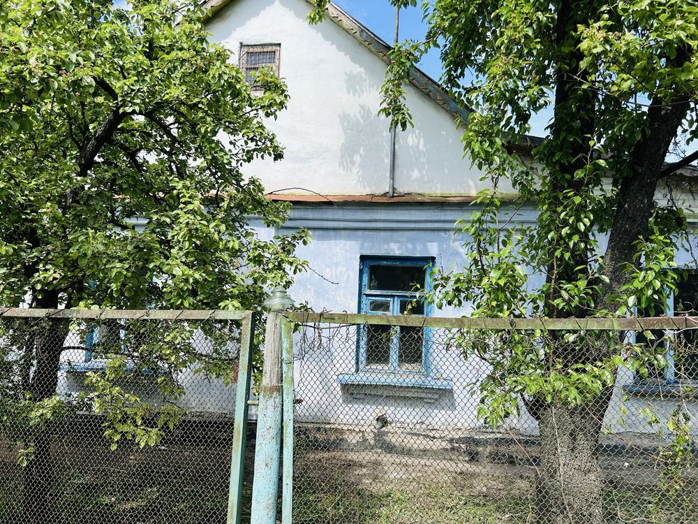 Продаж частини будинку в гарному місці під ремонт