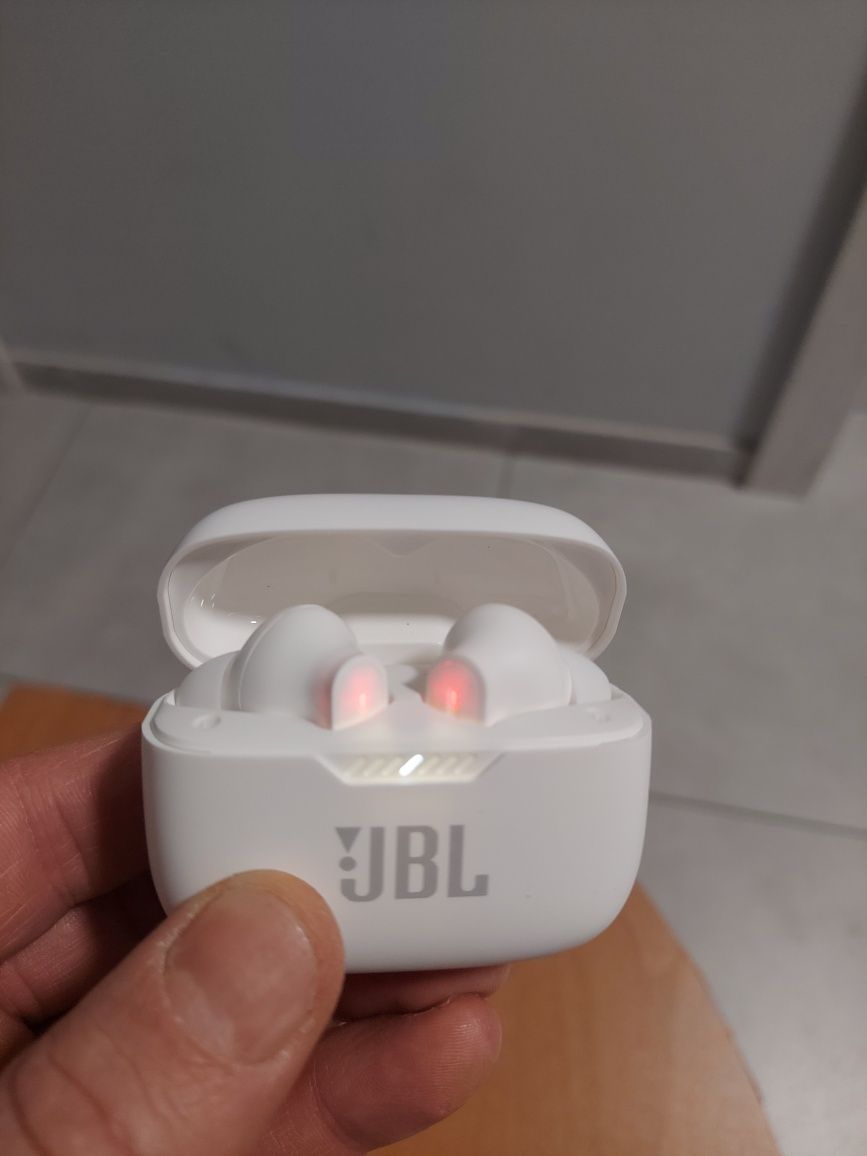 Нові безпровідні навушники  JBL