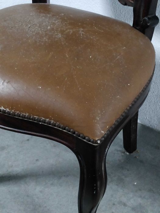 Cadeira em madeira, estofada.