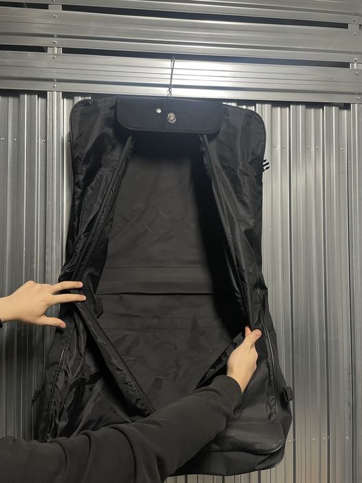 Czarna torba na garnitur pokrowiec podróżna na koszulę składana