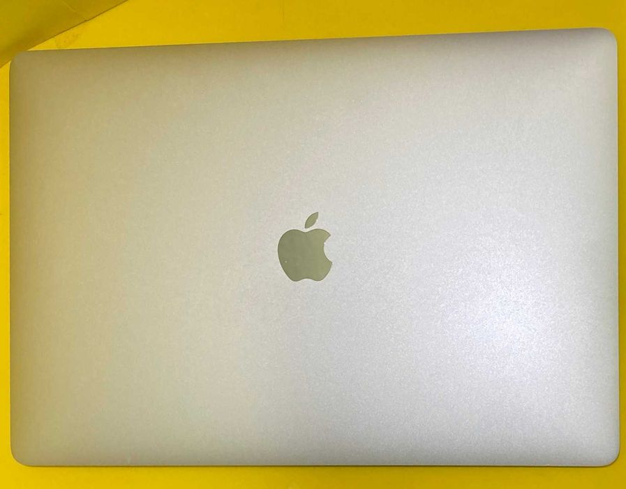Apple MacBook Pro A1990 15.4"/i7 16 DDR4  256 GB /555X 4 GB . Гарантия