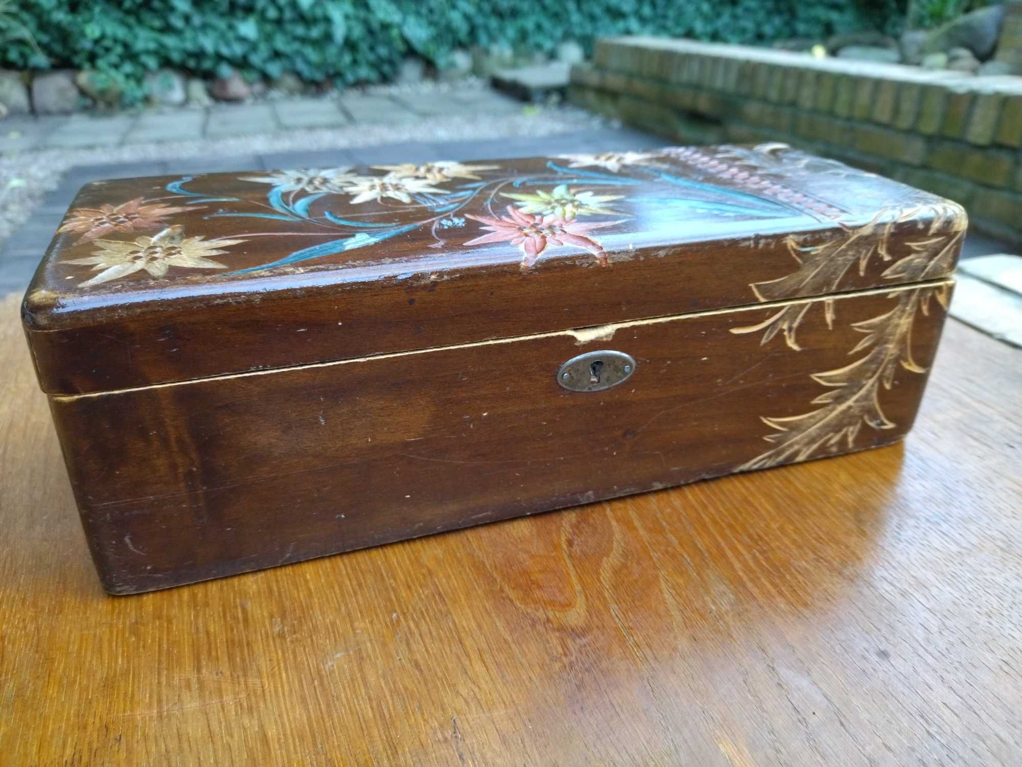 Stare przedwojenne drewniane pudełko