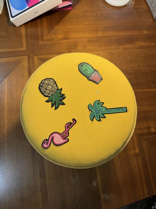 Banquinho infantil com pés de madeira